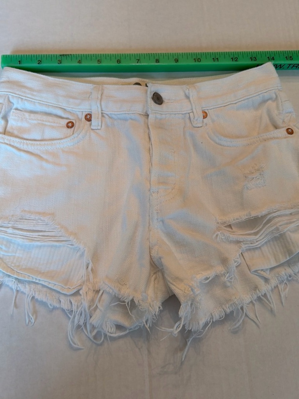 We The Free White Distressed Denim Cutoff Shorts size 25 VGUC